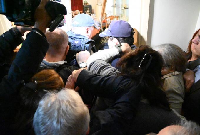  Βουλευτές και γείτονες μπούκαραν στο διαμέρισμα της Ιωάννας Κολοβού και σταμάτησαν την έξωση (εικόνες)
