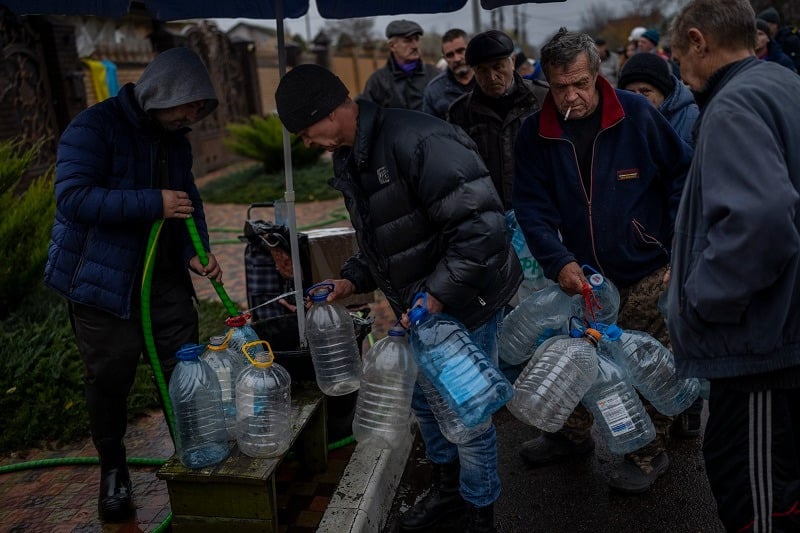  Οι Ουκρανοί εκκενώνουν την Χερσώνα εξαιτίας του κρύου – Δεν έχουν ρεύμα και πόσιμο νερό