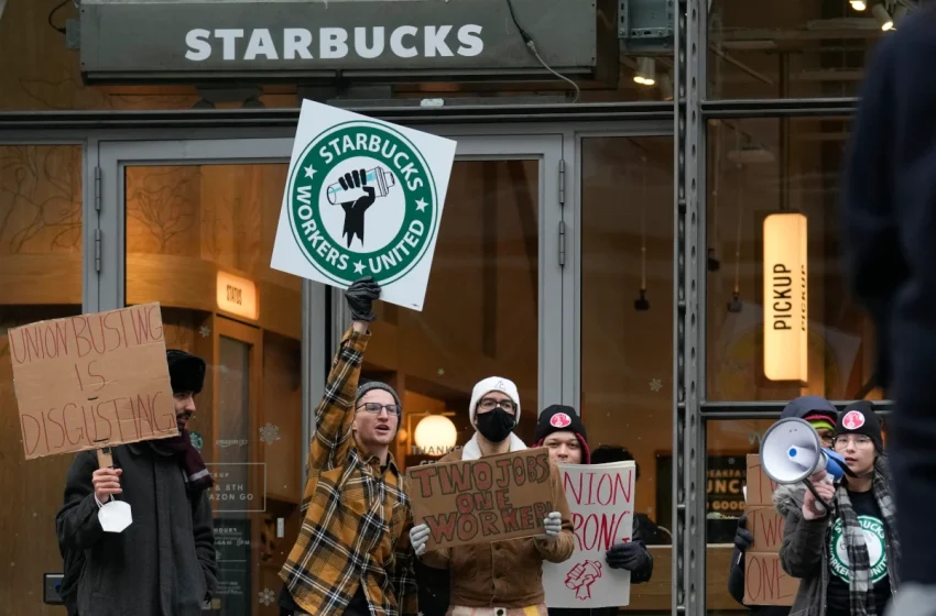  Εργαζόμενοι των Starbucks απεργούν και διαδηλώνουν μπροστά στα καταστήματα – “Η εξέγερση της κόκκινης κούπας”