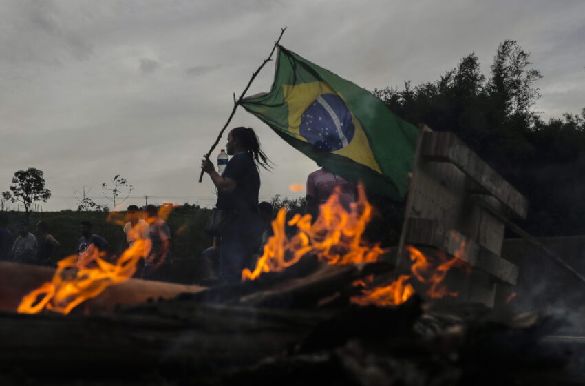  Σε αναβρασμό η Βραζιλία: Οι οπαδοί του “αμίλητου” Μπολσονάρου ζητούν πραξικόπημα και δημιουργούν συγκρούσεις