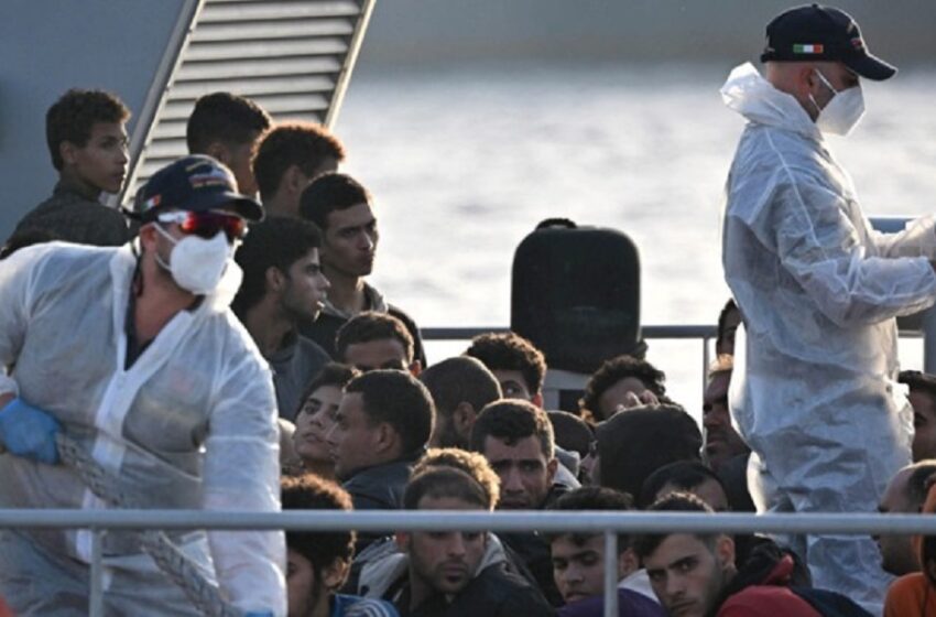  Ιταλία: Μετά από πίεση, επέτρεψε να προσεγγίσει στο λιμάνι της Κατάνης πλοίο που μεταφέρει διασωθέντες μετανάστες