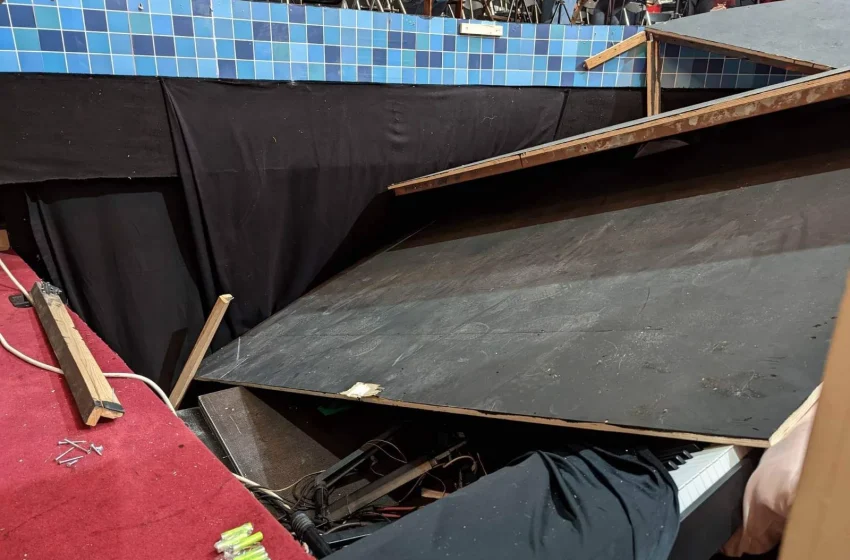  Δημοτικό Θέατρο Πειραιά: Κατέρρευσε μέρος της σκηνής – Τραυματίστηκαν μαθητές
