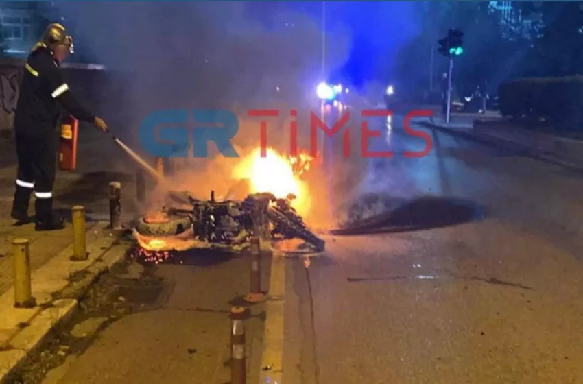  Θεσσαλονίκη: Επίθεση κουκουλοφόρων σε αστυνομικούς – Έκαψαν μηχανή