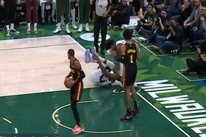  Πάγωσαν όλοι – Η στιγμή του τραυματισμού του Γιάννη Αντετοκούνμπο (vid)