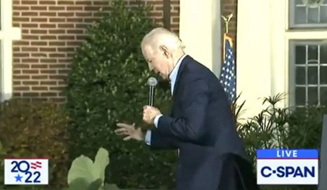  Παραλίγο ατύχημα για τον Τζο Μπάιντεν στη σκηνή (vid)