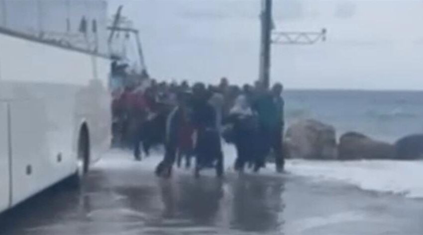  Παλαιόχωρα: Θέλουν να συνεχίσουν το ταξίδι για Ιταλία οι μετανάστες – Κατέβηκαν από τα πλοίο λόγω κακοκαιρίας