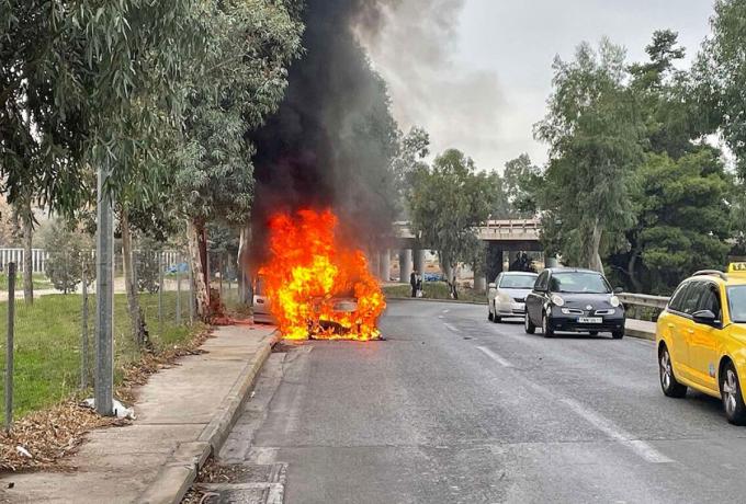  Κινδύνεψαν πατέρας και το παιδί του – Στις φλόγες ΙΧ στη Συγγρού (vid)