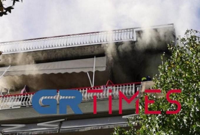 Φωτιά σε διαμέρισμα στη Θεσσαλονίκη – Δύο άτομα είναι εγκλωβισμένα (vid)