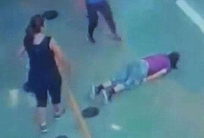  Σοκαριστικό βίντεο: Νεαρή γυναίκα κάνει γυμναστική και σωριάζεται στο έδαφος νεκρή (σκληρές εικόνες)