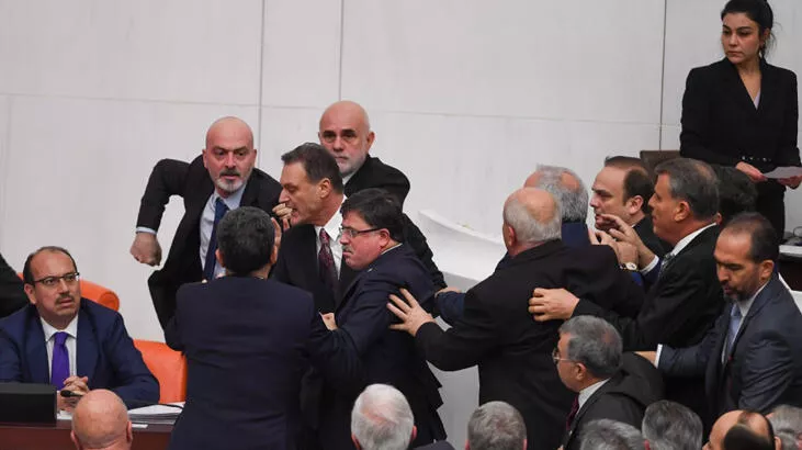  Τουρκική Βουλή: Έλυσαν τις διαφορές τους με γροθιές – Στην εντατική βουλευτής ( vid )