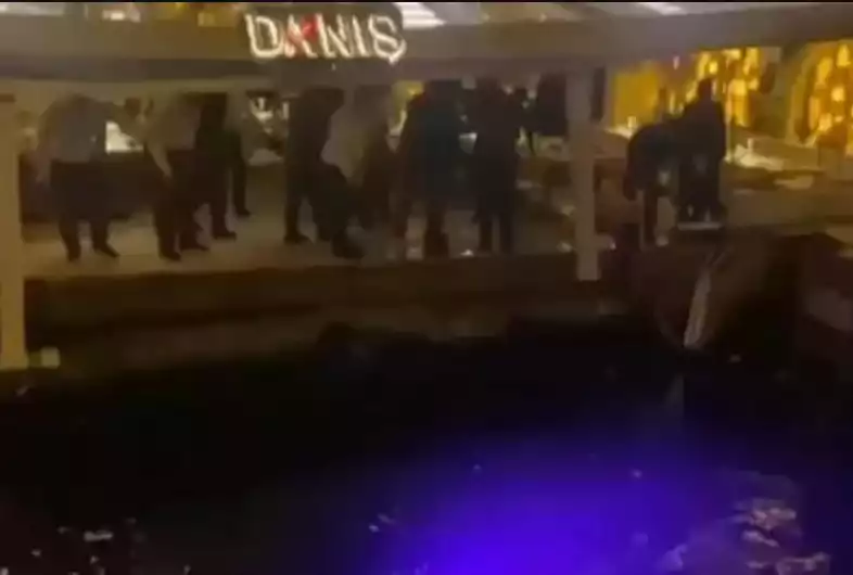  Κωνσταντινούπολη: Κατέρρευσε τμήμα εστιατορίου – Έπεσαν άνθρωποι στη θάλασσα