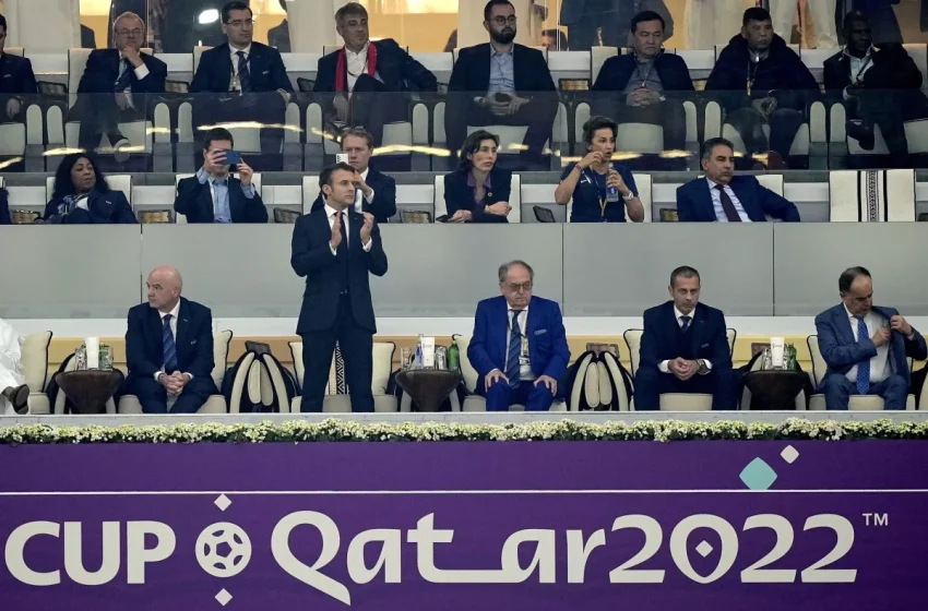  Ο Μακρόν απαντά στην κριτική για το ταξίδι του στο Κατάρ- Στα αποδυτήρια της γαλλικής ομάδας μετά τη νίκη με το Μαρόκο (vid)