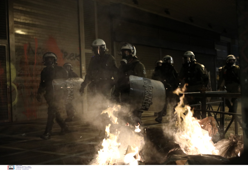  Αθήνα: Επίθεση τα ξημερώματα σε δυνάμεις των ΜΑΤ έξω από το Πολυτεχνείο – 2 προσαγωγές