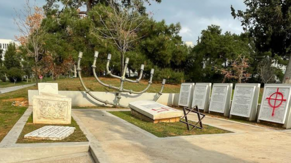  Πρύτανης ΑΠΘ για βανδαλισμό εβραϊκού μνημείου: “Αποτροπιασμός, οργή και βαθιά θλίψη”