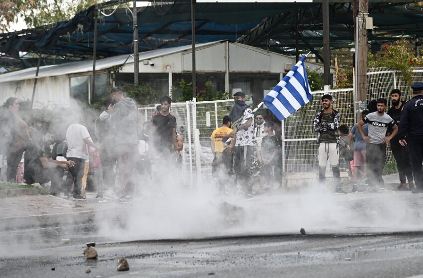  Μεσογείων: Διακοπή κυκλοφορίας – Διαμαρτυρίες και φωτιές από Ρομά για τον 16χρονο