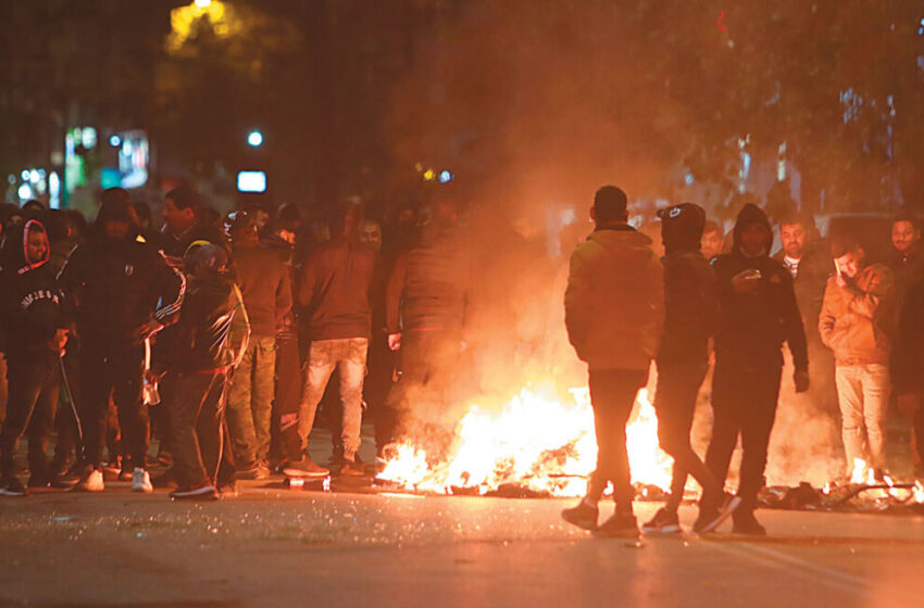  Στους δρόμους οι Ρομά μετά τον θάνατο του 16χρονου – Φωτιές και επεισόδια σε Αθήνα, Θεσσαλονίκη, Πάτρα (vid)