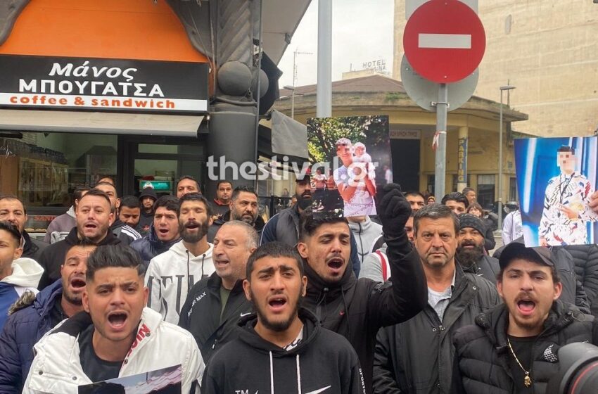  Οργή Ρομά: Ένταση έξω από το Δικαστικό Μέγαρο Θεσσαλονίκης- “Δεν ήταν η βενζίνη, δεν ήταν τα λεφτά”