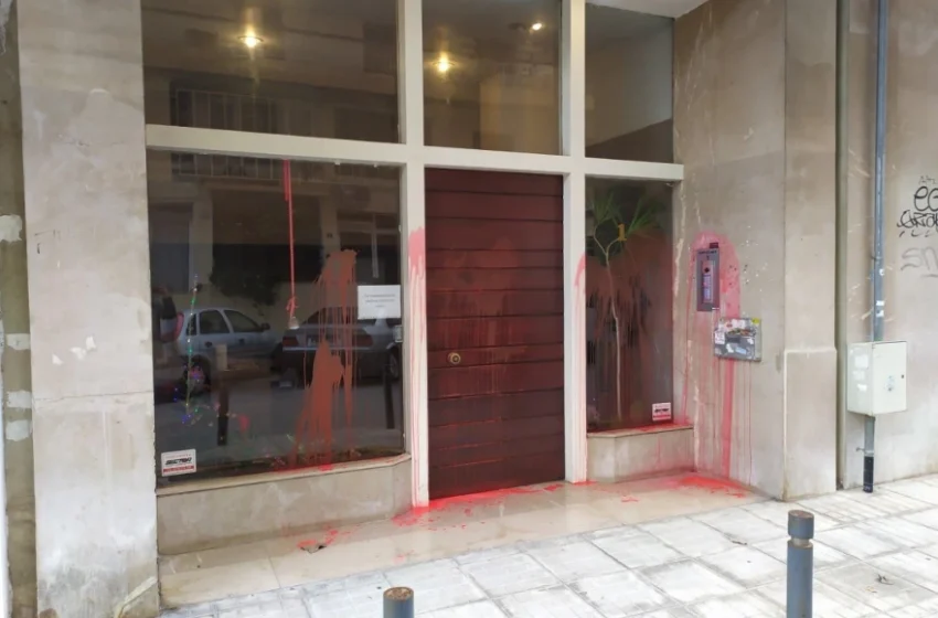  Επίθεση αντιεξουσιαστών στο σπίτι του Σιμόπουλου – “Δεν πτοούμαι” απαντά ο βουλευτής της ΝΔ