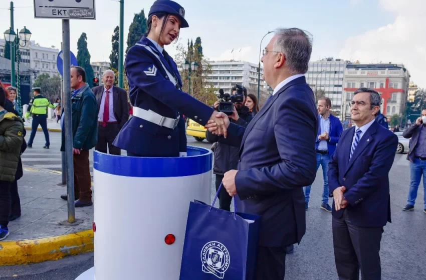  Θεοδωρικάκος: Προσέφερε δώρα σε τροχονόμους στο Σύνταγμα