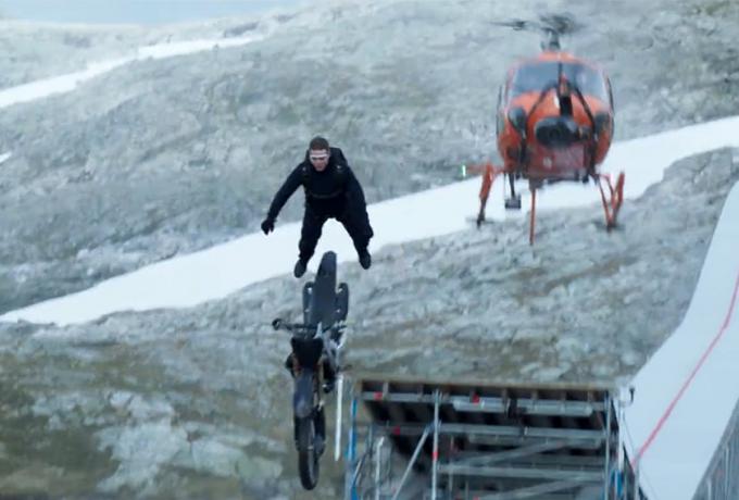  O Τομ Κρουζ πηδά στο κενό με μοτοσικλέτα στο “μεγαλύτερο stunt στην ιστορία του σινεμά” (vid)