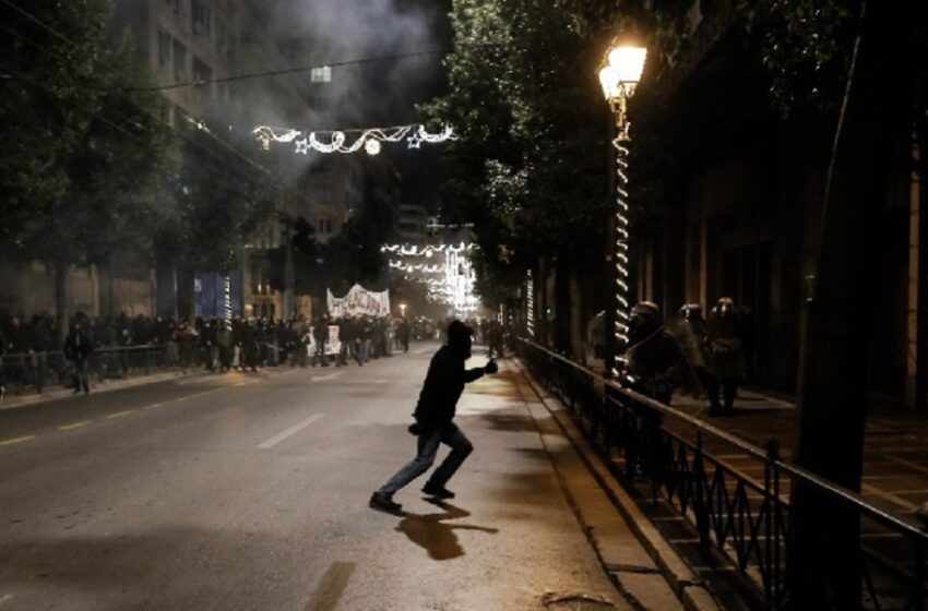  Δύο συλλήψεις – 26 προσαγωγές στη συγκέντρωση στο κέντρο της Αθήνας για τον θάνατο του 16χρονου Ρομά