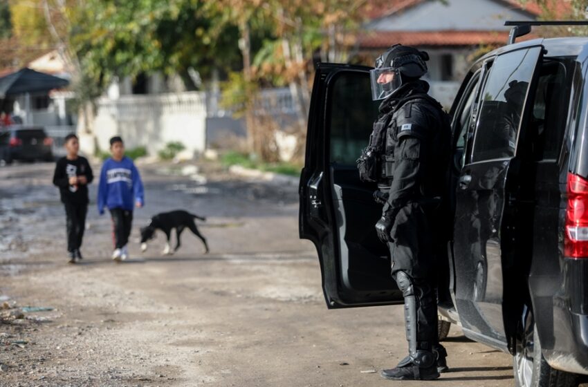  Δυτική Αττική: Έξι συλλήψεις και 15 προσαγωγές σε καταυλισμούς Ρομά