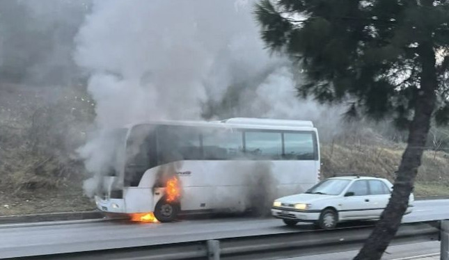  Θεσσαλονίκη: Φωτιά σε σχολικό λεωφορείο – Απομακρύνθηκαν εγκαίρως τα παιδιά (vid)