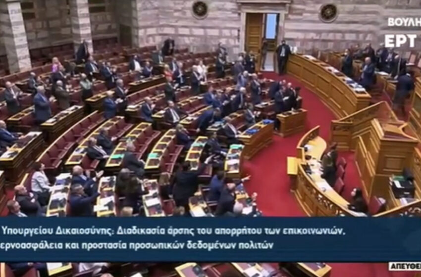  Βουλή: Η στιγμή της αποχώρησης Μητσοτάκη – “Ότι είχατε να πείτε το είπατε κύριε Τσίπρα” (vid)