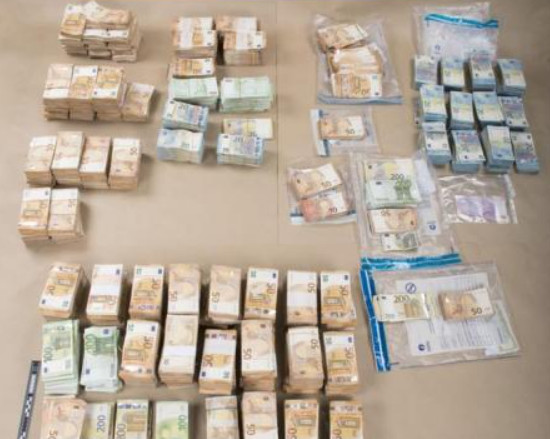  Φωτογραφία ντοκουμέντο στη δημοσιότητα από τα χρήματα που βρέθηκαν στις έρευνες σε Καϊλή και Παντσέρι – Πάνω από 1,5 εκατ. ευρώ