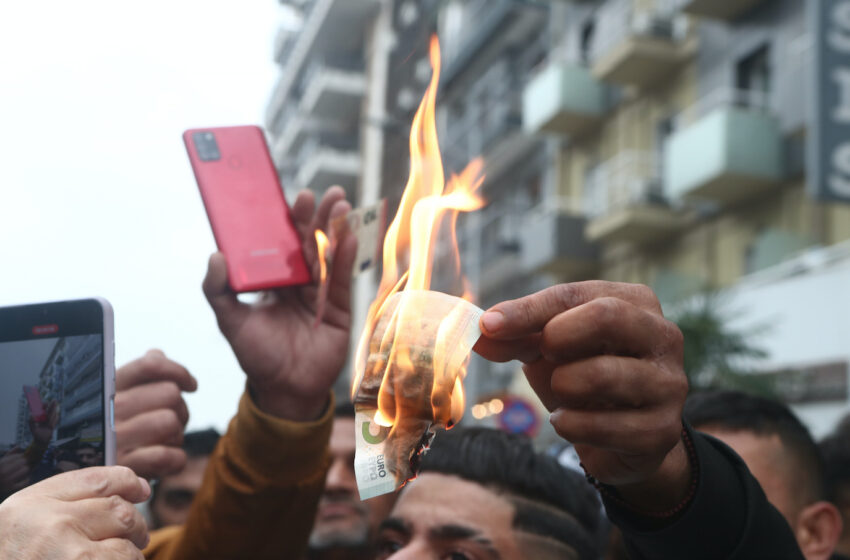  Θεσσαλονίκη: Ρομά έξω από τα Δικαστήρια καίνε χαρτονομίσματα (vid)