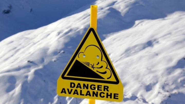  Σώοι οι οκτώ ερασιτέχνες σκιέρ που θάφτηκαν από χιονοστιβάδα στις αυστριακές Άλπεις – Αναζητούνται άλλοι δύο