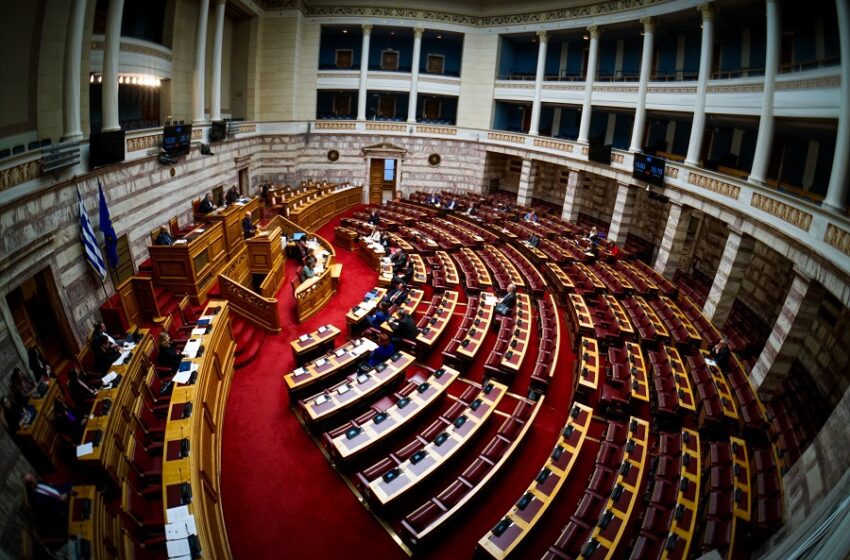  Η “μάχη” του market pass στη Βουλή – Η κυβέρνηση θέλει να στριμώξει την αντιπολίτευση πιέζοντας για την ψήφιση του μέτρου
