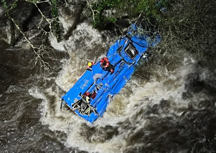  Ισπανία: Λεωφορείο έπεσε σε ποτάμι – Νεκροί και τραυματίες