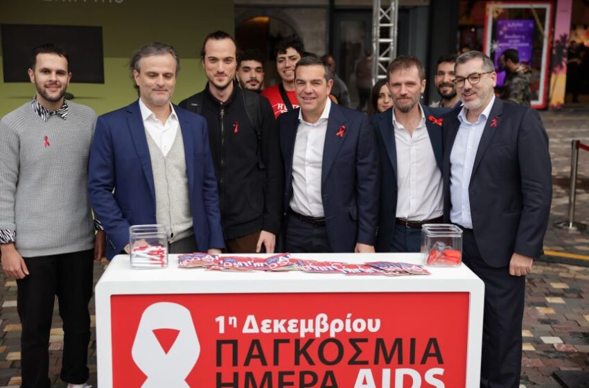  Τσίπρας: Στο περίπτερο της Θετικής Φωνής, στο Μοναστηράκι, για την Παγκόσμια Ημέρα κατά του AIDS