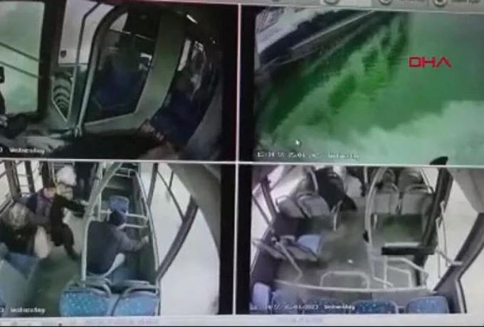  Απίστευτο βίντεο από την Τουρκία – Λεωφορείο πέφτει σε λίμνη και γεμίζει νερά με τους επιβάτες μέσα