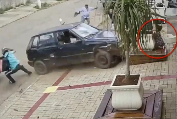  Τρομακτικό βίντεο: Μεθυσμένος οδηγός παρέσυρε και πέταξε 5χρονη σε τζαμαρία