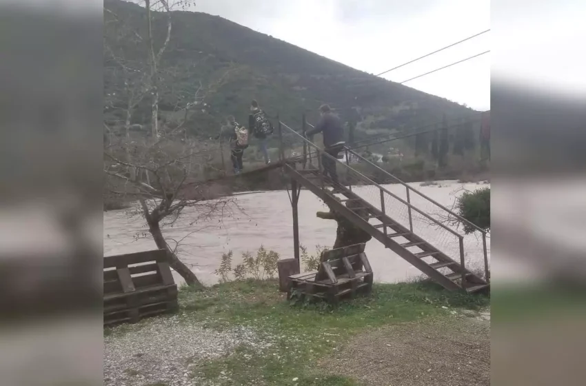  Εικόνες σοκ στο Αγρίνιο: Μαθητές διέσχισαν αιωρούμενη γέφυρα πάνω από ορμητικά νερά