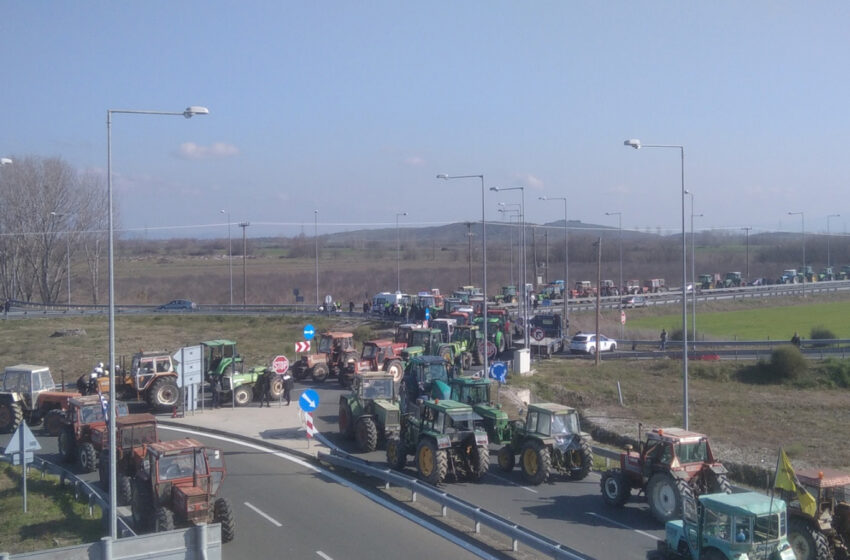  Καρδίτσα: Εκατοντάδες τρακτέρ στον κόμβο – Τα ΜΑΤ έκλεισαν τους δρόμους – Επίθεση με χημικά στους αγρότες