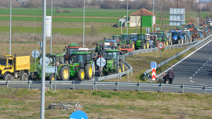  Αγρότες – Κλιμακώνουν τις κινητοποιήσεις –  Στους δρόμους με τρακτέρ σε όλη τη χώρα