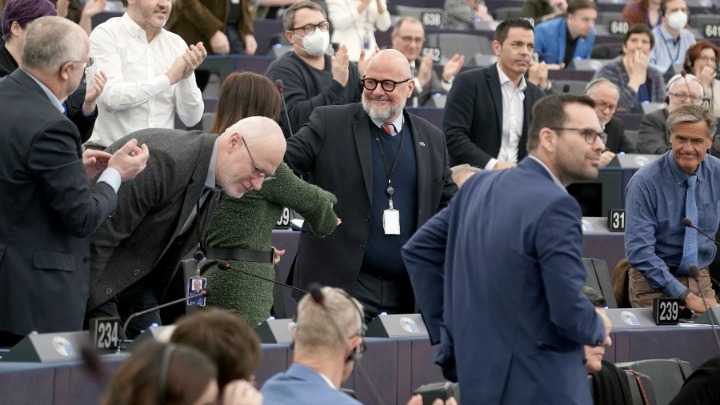  Ο Μαρκ Άνγκελ στη θέση της Εύας Καϊλή στο Ευρωπαϊκό Κοινοβούλιο