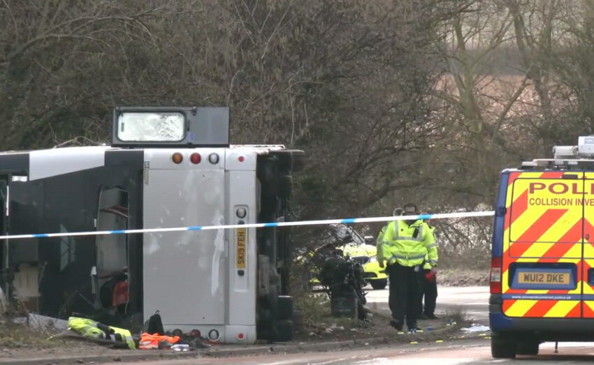  Βρετανία: Ανατράπηκε διώροφο λεωφορείο  – Πολλοί τραυματίες