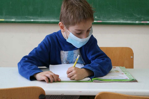  Σχολεία: Δεν θα υπολογίζονται οι απουσίες των μαθητών που ασθένησαν με κοροναϊό