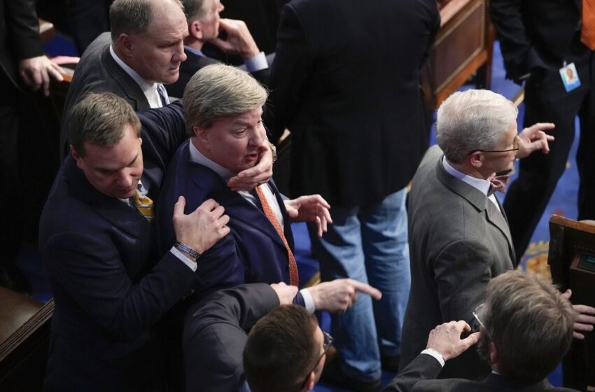  Σκηνές χάους στην Βουλή των ΗΠΑ – Το κεφαλοκλείδωμα που έκλεψε την παράσταση (εικόνες)