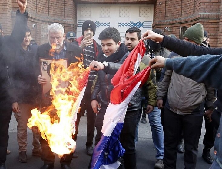  Ιράν: Πλήθος, διαδήλωσε έξω από την πρεσβεία της Γαλλίας για τα προσβλητικά σκίτσα του Charlie Hebdo