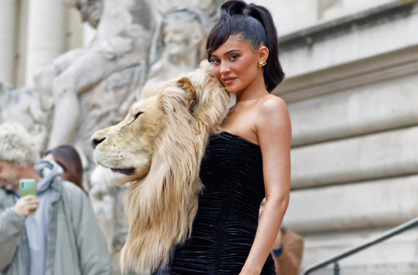  Αντιδράσεις για εμφάνιση της Κάιλι Τζένερ – Φόρεσε ψεύτικο κεφάλι λιονταριού