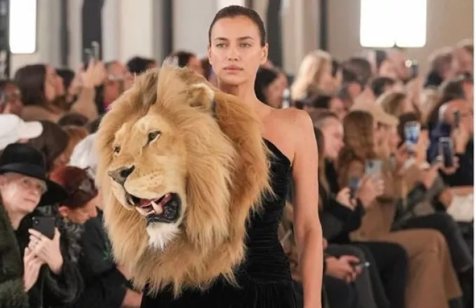  Σάλος με τα φορέματα – λιονταροκεφαλές σε επίδειξη μόδας στο Παρίσι