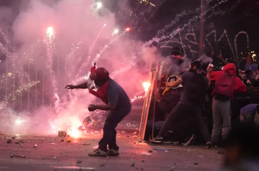  Περού: Συνεχίζεται με έντονες ταραχές η πολιτική κρίση – Τουλάχιστον 48 νεκροί έως τώρα