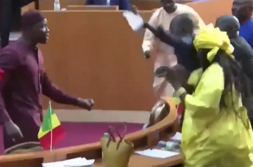  Σενεγάλη: Δύο βουλευτές επιτέθηκαν σε έγκυο βουλευτή – Καταδικάστηκαν σε εξάμηνη ποινή φυλάκισης (vid)