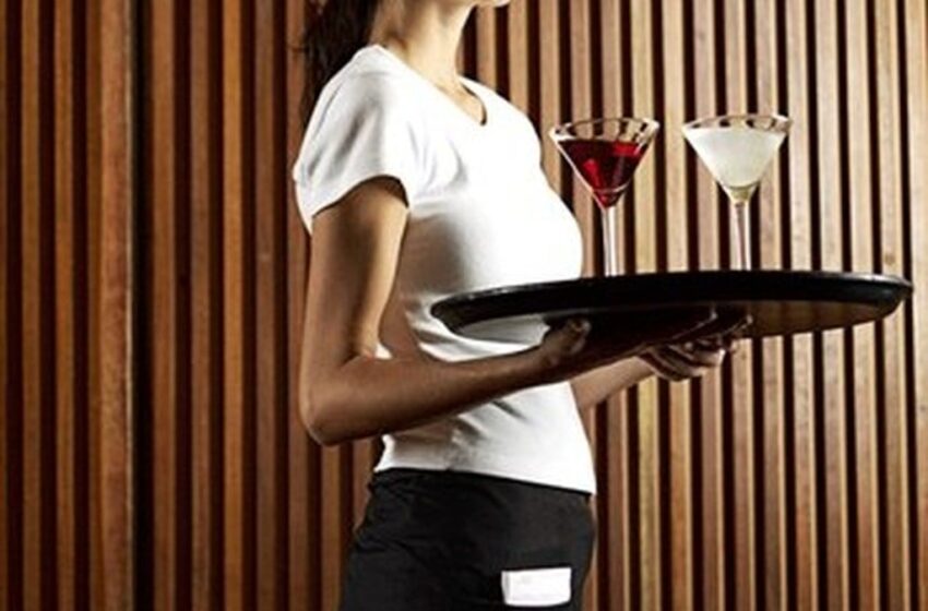  Εργοδότης επιτίθεται σεξουαλικά σε σερβιτόρα, τρώει ξύλο και φεύγει με ξεκούμπωτο παντελόνι