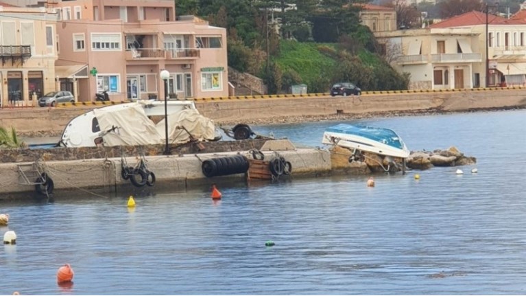  Χίος: Yδροστρόβιλος χτύπησε 3 μύλους στο Βροντάδο και αναποδογύρισε βάρκες (vid)